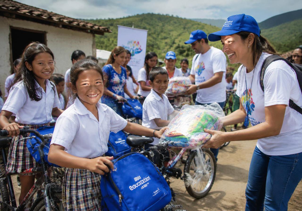 Entrega de bicicletas y kits escolares